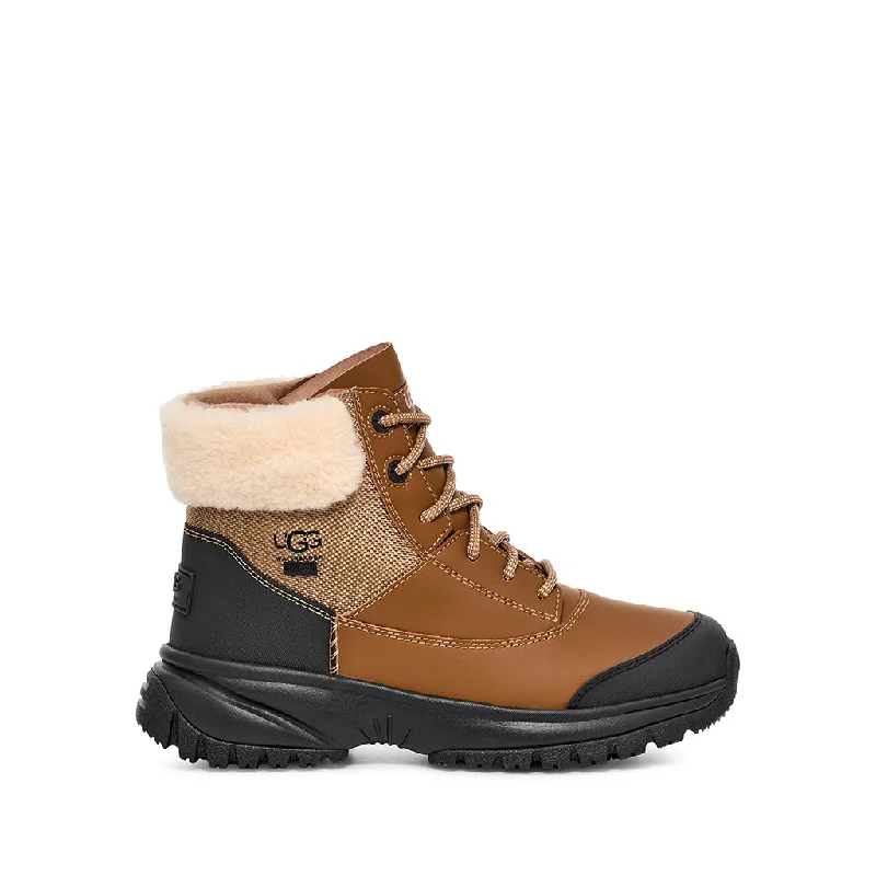 Ugg Women's Yose Fluff V2 in Chestnut